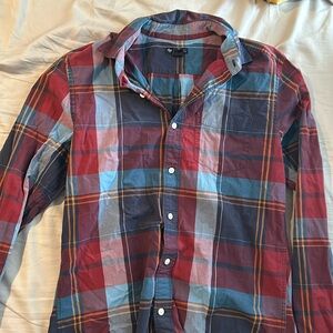 Slim fit crisp cotton plaid button up